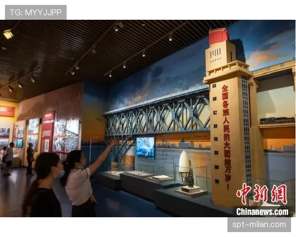 “欧冠奖杯在布达佩斯历史博物馆展出,吸引大量游客参观” “欧冠奖杯在布达佩斯历史博物馆展出,吸引大量游客参观”